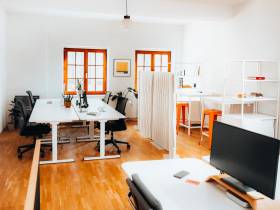 CoWorking mit Loft Charakter Bürogemeinschaft  Arbeitsplatz