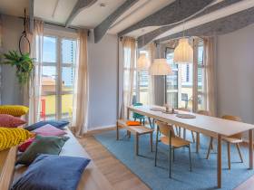 Helles Büro über die Dächer von Berlin Mitte mit Balkon